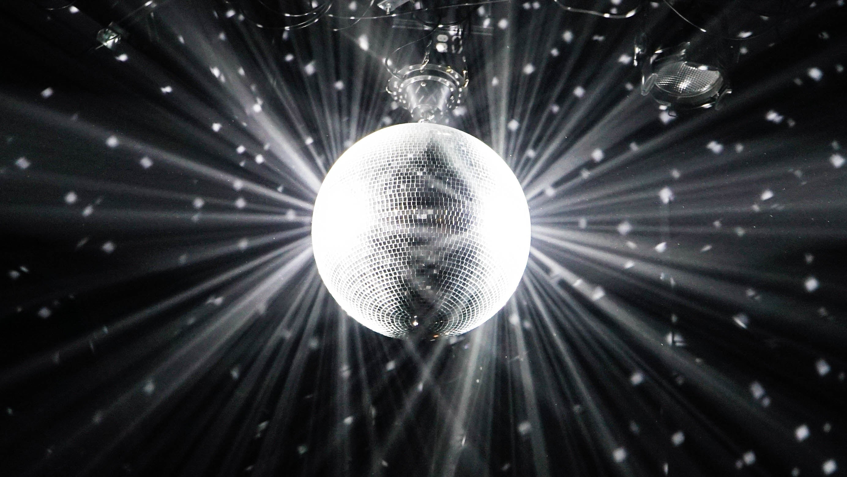 Illuminating-the-Dance-Floor-A-Guide-to-Disco-Lighting Discotec Ltd